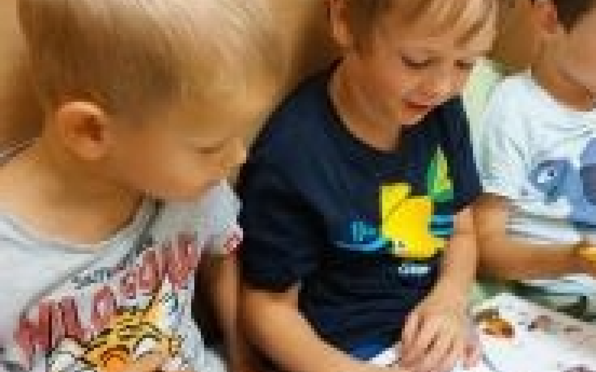 Kinder beim Lesen