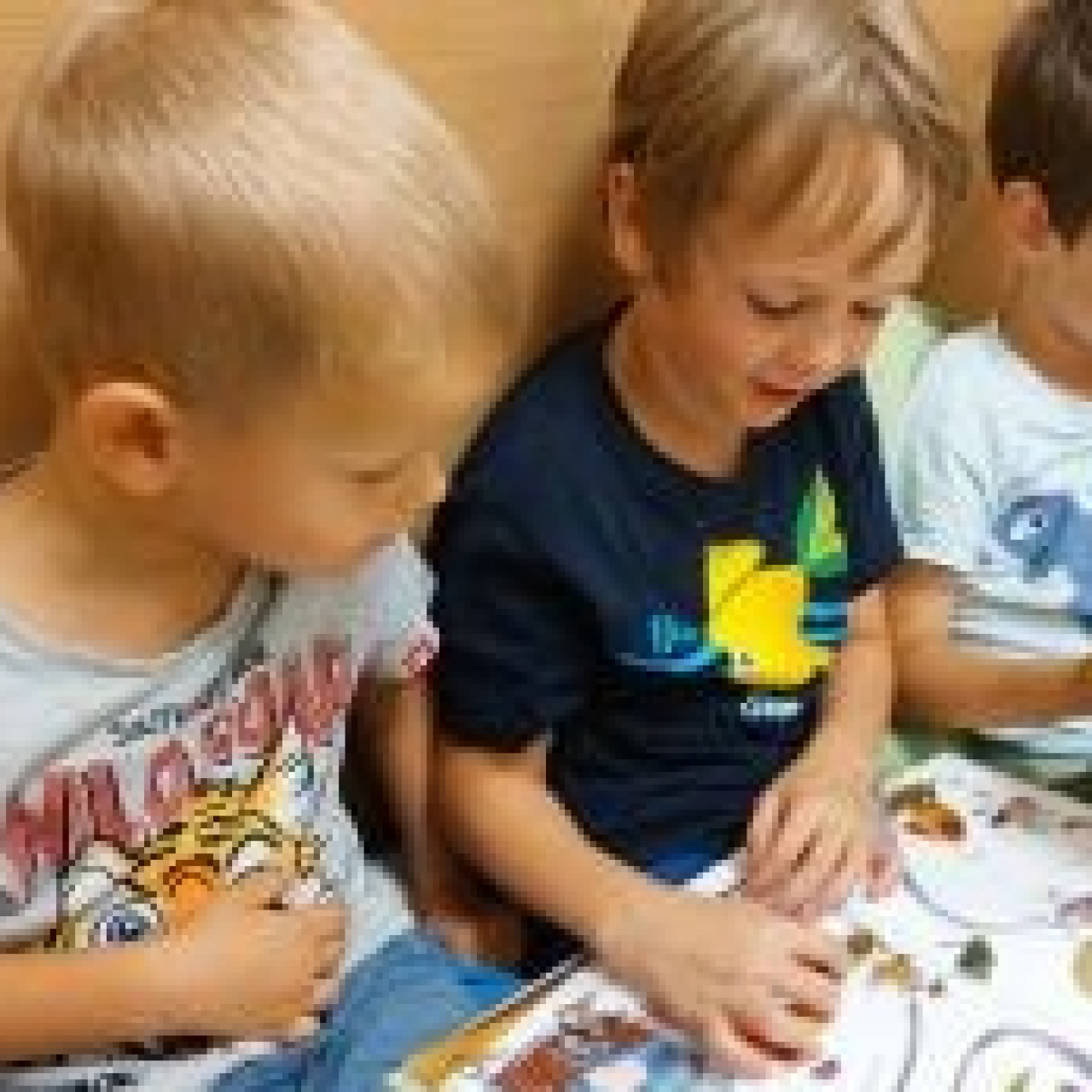 Kinder beim Lesen